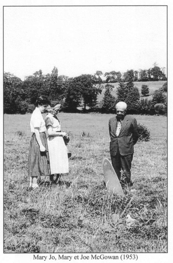 les parents de l'aviateur McGowan en 1953 sur le lieu du crash