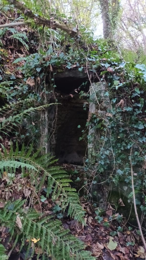 fontaine dans le vallon au pied de l'église de Moon-sur-Elle (GL)