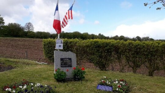 Une stèle a été érigée cet été 2011 en mémoire de William McGowan, aviateur américain abattu le 6 juin 1944