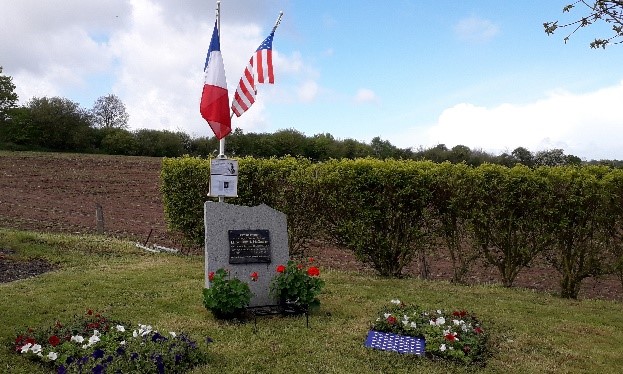 Une stèle a été érigée cet été 2011 en mémoire de William McGowan, aviateur américain abattu le 6 juin 1944