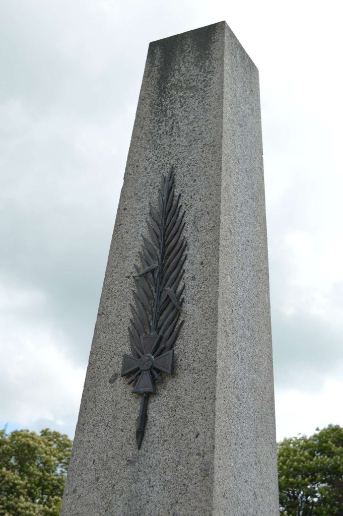 Monument aux morts de Moon-sur-Elle, Palme du combattant et Croix de guerre (GL)