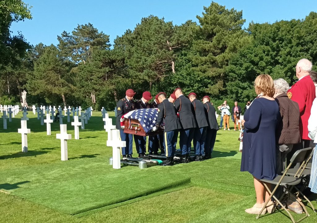 dépose du cercueil de William McGowan au cimetière militaire (GL)
