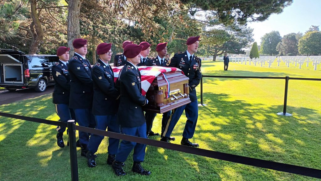 l'arrivée de la dépouille de William McGowan au cimetière américain d'Omaha-Beach (GL).