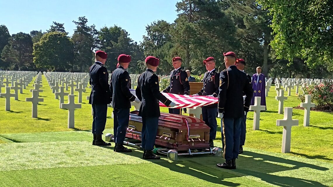 2022, inhumation de l’aviateur William McGowan, 78 ans plus tard, au cimetière militaire américain de Colleville-sur-mer.