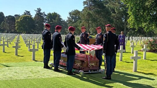 2022, inhumation de l’aviateur William McGowan, 78 ans plus tard, au cimetière militaire américain de Colleville-sur-mer.