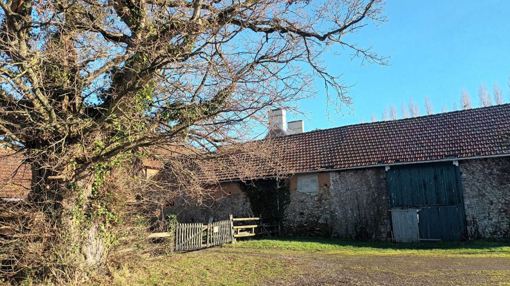Ferme fortifiée du manoir de la Vallée à Moon-sur-Elle (GL)