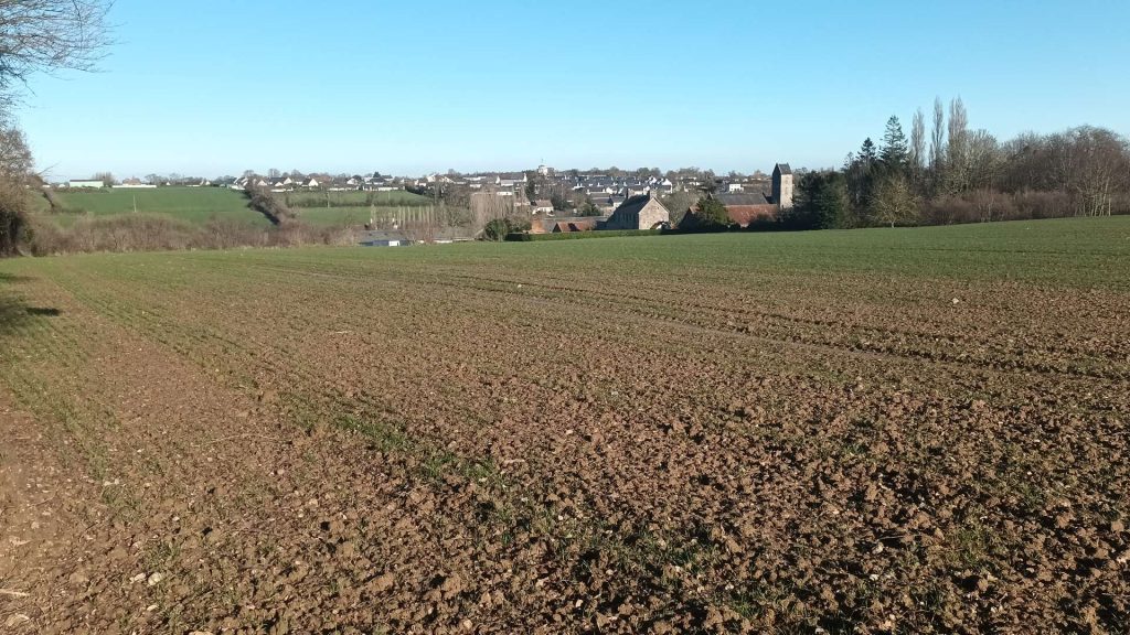  Vue sur l'ancien cimetière huguenot de Moon-sur-Elle -GL)