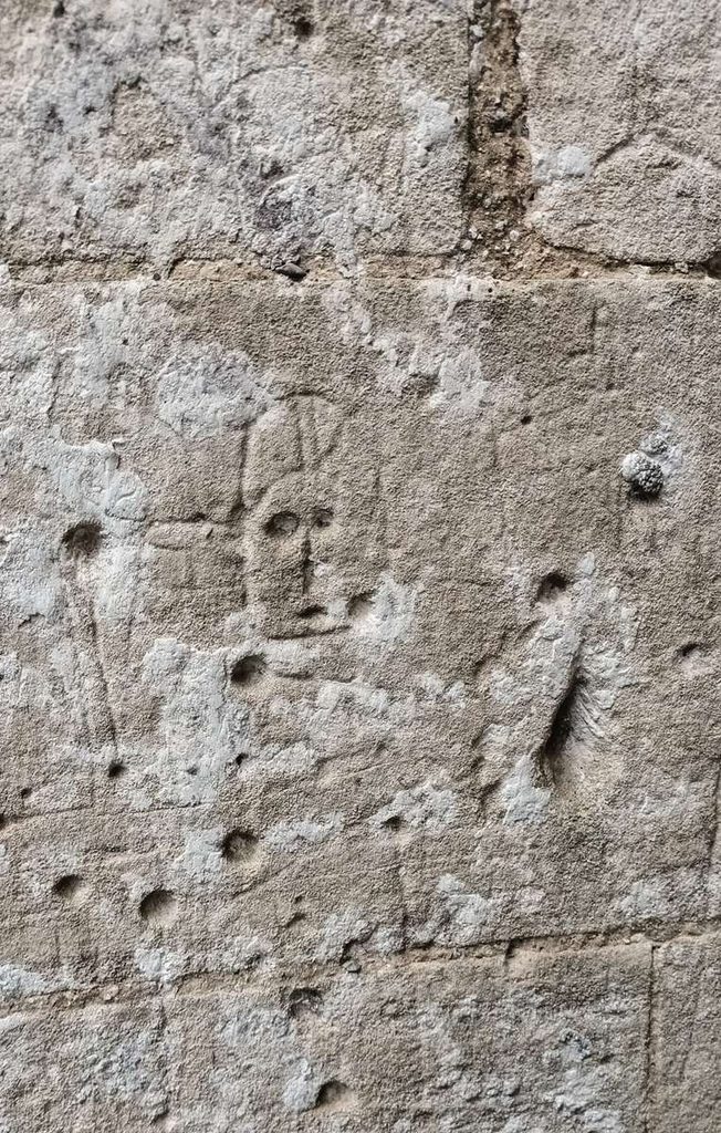 graffiti sur une pierre extérieure de l'église de Moon-sur-Elle (GL)