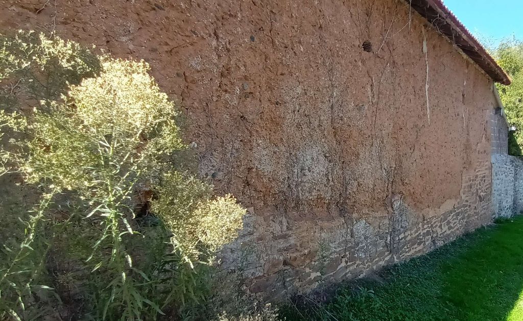 mur en terre avec sous-bassement en pierre, la Buissonnerie à Moon-sur Elle (GL)