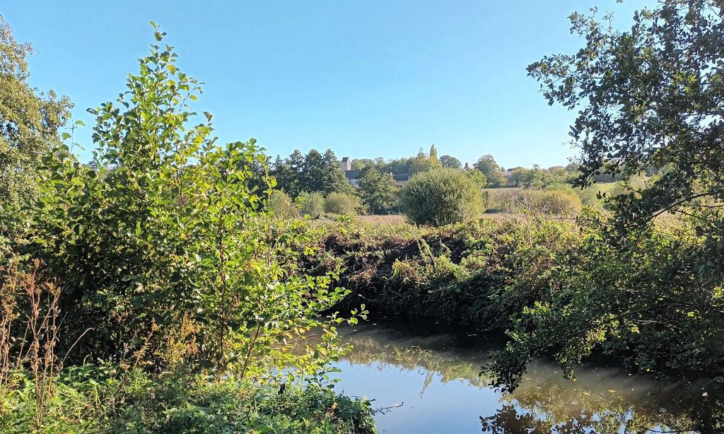 la vallée de l'Elle et l'église de Moon-sur-Elle en arrière-plan (GL)